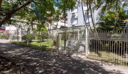 Apartamento no Petrópolis de 2 dormitórios dependência e vaga desocupado