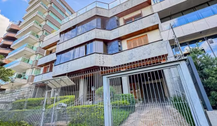 Cobertura com piscina em frente a praça da Encol no bairro Bela vista.