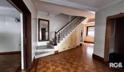 CASA A VENDA, AMPLA NA COMENDADOR BATISTA!