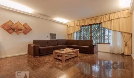 Casa com 04 dormitórios no Bairro Chacara das Pedras Porto Alegre