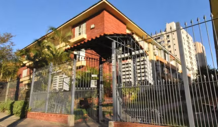 Apartamento de 3 dormitórios, sendo uma suite churrasqueira e sacada 85m2 bairro Menino Deus.