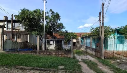 Casa no Bairro Hípica, com terreno de 10 metros de frente por 33 metros de fundos, totalizando 330m².