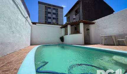 Casa mobiliada com 3 dormitórios e piscina.