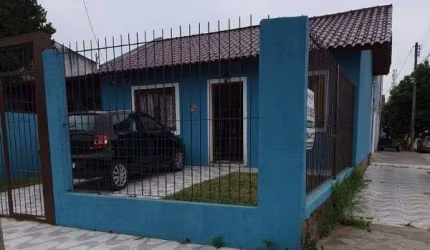 Casa em Porto Alegre, no bairro Hípica, com 2 dormitório(s), e 2 banheiros, à venda.