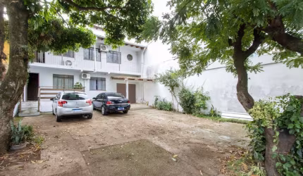 Casa ampla de 2 pavimentos com 4 dormitórios, 1 suite e 4 vagas no bairro Santa Tereza!