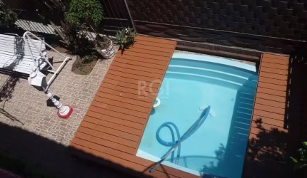 Casa para Venda - 250m², 3 dormitórios, 1 vaga - Camaquã, Porto Alegre