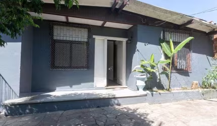 Casa com 3 dormitórios e 2 vagas no Bairro Parque dos Maias