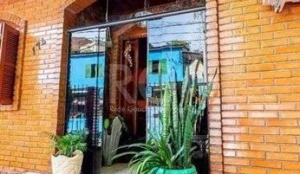 Casa - 110m², 4 dormitórios, sendo 1 suites, 1 vaga - bairro Teresópolis Porto Alegre RS