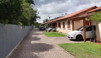 Casa em condomínio com 02 dormitórios