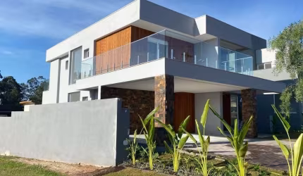 Casa em Condomínio de 298 m² com 4 dormitórios à Venda