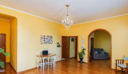 Vende-se amplo apartamento com 3 quartos(1 suíte), 95m² e sacada - Petrópolis