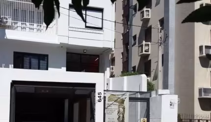 VENDA- Casa com 3 quartos sendo 1 suíte, 300m2, 2 vagas cobertas e churrasqueira- Menino Deus