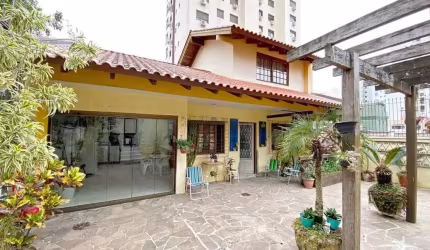 Casa térrea com edícula e salão de festas próximo ao Iguatemi
