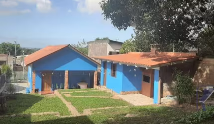 Excelente casa no Bairro Belém Novo, com quase 500m2 de área total, bem arejada, com 2 quartos, 2 salas,  cozinha com móveis planejados e fogão a lenha, 1 banheiro, lavanderia, área para  churrasco co