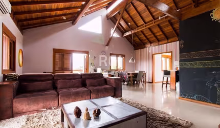 Casa 04 dormitórios totalmente reformada, com uma suíte, closet, escritório, lavabo, living amplo com 3 ambientes bem distintos, lareira, churrasqueira na parte interna e externa, cozinha montada, pis