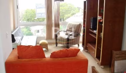Apartamento de FRENTE - 2 dormitórios sendo um suíte, living 2 ambientes, banho social, cozinha e área de serviço. Com 61,39 m² de área privativa.&lt;BR&gt;Apartamento com ampla vista, bem iluminado e
