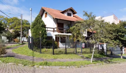 Excelente casa de esquina com 3 pavimentos, sendo 1° pavimento com living 2 ambientes com lareira , lavabo, cozinha, área de serviço, churrasqueira, dependência de empregada. 2°pavimento, 3 dormitório