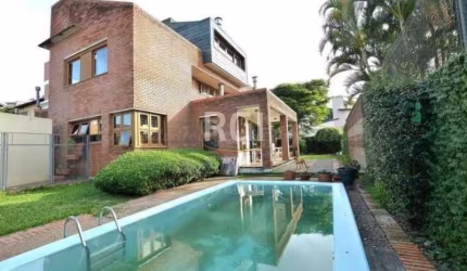 Casa de excelente padrão construtivo, área construída 276 m² e um amplo terreno de 462 m² (16,5mx28,00). Imóvel com uma excelente orientação solar. Possui três pavimentos, sendo que no térreo tem um p