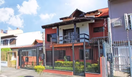 Linda casa 4 dormitórios, suíte, sacada fechada, sala 3 ambientes, mobiliada, 2 banheiros, cozinha ampla, lavanderia. Garagem para 4 carros cobertas, nos fundos espaço gourmet, banheiro e duas peças. 