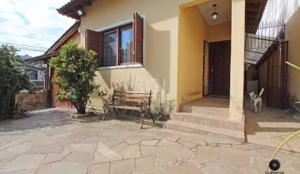 Excelente casa de alvenaria de esquina no Bairro Nonoai para venda com 2 dormitórios e 3 vagas,  na casa principal tem cerca elétrica sistema de câmeras com monitoramento 24 horas  em toda área extern
