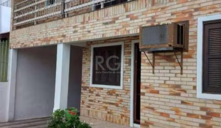 Ótima casa/sobrado, com 320m² construídos, em terreno de 400m² (10 x 40m), de 4 dormitórios, 2 vagas e piscina. Possui  no andar térreo: sala de estar com lareira, ampla sala de jantar, copa cozinha e