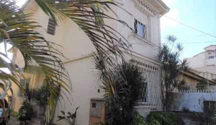 Ótima casa/sobrado, com 159m² privativos, de 2 pavimentos, de 3 dormitórios, no Bairro Menino Deus. Possui no térreo: hall de entrada, ampla sala de estar, sala de jantar, copa cozinha espaçosa, banhe
