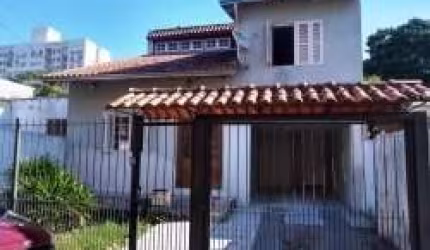 CASA 3 DORMITÓRIOS, SUÍTE, 1 VAGA DA GARAGEM, NO BAIRRO CAMAQUÃ, PORTO ALEGRE/RS     &lt;BR&gt;    &lt;BR&gt;Ótima casa no bairro Camaquã, com 3 dormitórios, sendo 1 deles suíte com closet, banheira d