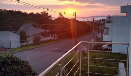 Excelente Casa com 03 Quartos (01 com Suíte), incrível vista do por do Sol no Guaíba, Ampla Sala de Estar com Lareira, Sala de  Jantar, Cozinha com Design Moderno, Água Quente a Gás,  2 pisos, 2 vagas