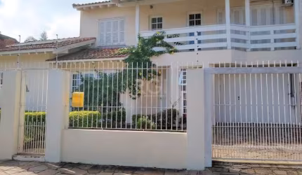 Ótimo sobrado na zona sul, com 264m² privativos, em terreno de 400m² (20 x 20m), de 3 dormitórios, suíte e 3 vagas. Possui living amplo para 2 ambientes com sala de jantar e sala de estar com lareira,