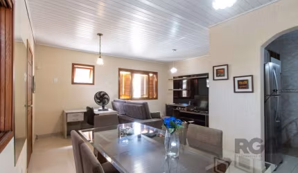 Excelente residência térrea próximo a Av. Otto Niemeyer, com 129 m² de área privativa, reformada no bairro Camaquã com 3 dormitórios, living 2 ambientes, banheiro social, área de serviço, nos fundos p
