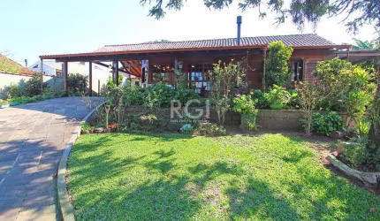 Ótima residência estilo chalet, no bairro Cristal, em terreno com 800m², construção mista com 205m². Possui ampla sala de estar para 2 ambientes com lareira, sala de jantar, 2 dormitórios sendo 1 suít