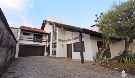 Excelente casa em amplo terreno com 13,20 por 106 de extensão=1399 m², próximo ao zaffari da cavalhada. Residência com 4 dormitórios sendo um suíte, amplo living p 2 ambientes com lareira , sala estar