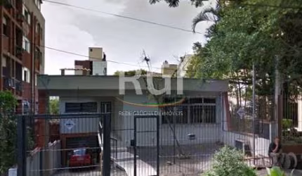 Excelente casa na rua Souza Doca para venda, 03 dormitórios, garagem coberta com duas vagas, sala de estar, sala de jantar, cozinha, área de serviço, dependência de empregada, pátio. Murada e gradeada