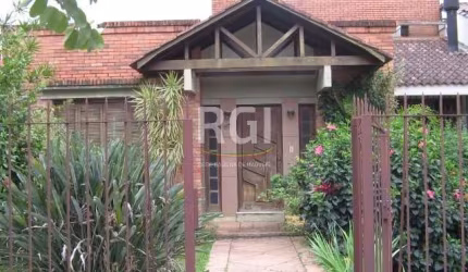 Excelente casa com 03 dormitórios e dependência de empregada, sendo uma suíte, banho social e dois lavabos, living 2 ambientes com lareira, piso laminado nos dormitórios e tabuão no restante,  cozinha