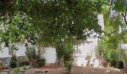 Casa com 3 quartos, nas imediações da Av. Protásio Alves, Bairro Petrópolis, Porto Alegre, com área de 237m², terreno com 13,20 x 33 metros, living para 2 ambientes, lavabo, cozinha, dependência compl