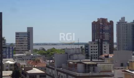 Cobertura 3 dormitórios com vista para o Guaíba bairro Menino Deus Porto Alegre: Reformada e semi-mobiliada, essa ampla cobertura conta no seu primeiro andar com cozinha americana, living para 2 ambie