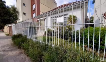 Terreno plano em ótima localização no bairro Menino Deus, com área aproximada de 1.100 m² e índice de 1.9.&lt;BR&gt;Preço médio abaixo da média do bairro.&lt;BR&gt;Casa com 2 vagas de garagem, 3 dormi