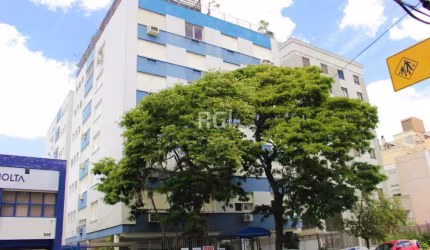 Exclusividade - Apartamento desocupado, mobiliado, de três dormitórios e uma vaga na garagem no bairro Santana em Porto Alegre. Entradas social e serviço, living para dois ambientes com piso em parque