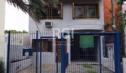 Casa  para fins comercial ou residencial com 6 amplas salas. Todas bem arejadas&lt;BR&gt;Parte superior constituída de 02 amplas salas ou dormitórios, banheiro social, lavabo, cozinha americana com ch