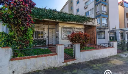 Ótima casa no bairro Petrópolis, com 166m² privativos, de 3 dormitórios. Possui hall de entrada, sala de estar ampla, sala de jantar, 3 dormitórios, banheiro social, copa cozinha espaçosa, amplo salão