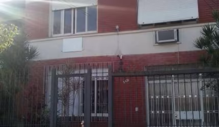 Sobrado residencial e ou comercial em local nobre do bairro junto av. Praia de belas e hospital mãe de deus.  Com 5 amplos dormitórios e amplas pecas , patio com churrasqueira e estacionamento para 6 