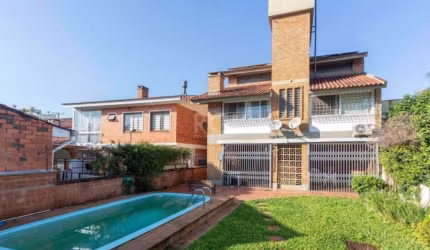 Excelente Residência com 2 pavimentos , Pt de Baixo , living para 2 bons ambientes  , lavabo, copa cozinha ampla, lavanderia , pátio piscina , garagem , pt superior , 4 dormitórios 1 suíte máster clos