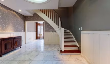 Casa em alvenaria de 3 pavimentos&lt;BR&gt;- Primeiro pavimento com sala de estar, ampla sala de jantar, lavabo, cozinha com conjunto completo de móveis sob medida e superfícies em mármore,&lt;BR&gt;Á