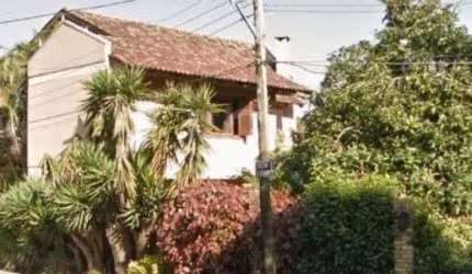 Casa de esquina, na Tristeza, com 3 dormitórios amplos, 1 suíte com hidro, living 2 ambientes, lavabo, lareira, cozinha, área de serviço, pátio, piscina, garagem para mais de 6 carros, sendo 4 coberto