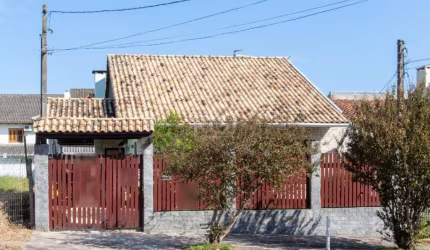 Excelente casa Térrea em bairro novo, com patio e muitas arvores frutiferas, e lugar para colocar piscina se preferir.&lt;BR&gt;Amplo  iving para dois ambientes, tres dormitorios  sendo um suite, cozi