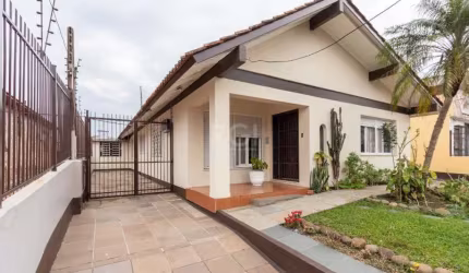 Ótima e espaçosa casa térrea, com hall de entrada, 3 dormitórios grandes , sendo 1 suíte, living 2 ambientes, banho social, copa cozinha, lavanderia, despensa, dependência de empregada completa, garag