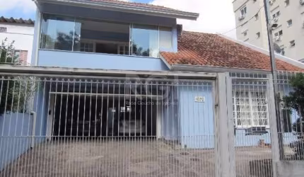 Sobrado no bairro Santana com quatro dormitórios, duas suítes, living amplo para três ambientes com mezanino e sacada, cozinha com dependência de empregada, banheiro auxiliar e lavanderia.&lt;BR&gt;Pá