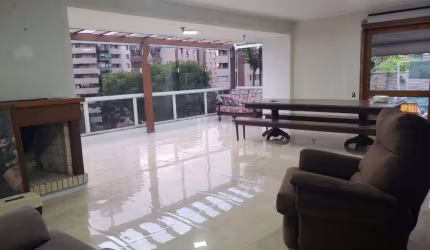 Encantadora cobertura situada em zona nobre da cidade e em excelente localização no bairro Petrópolis e Três Figueiras, próximo ao GNU e Colégios Anchieta e Farroupilha, sensacional cobertura com 3 do