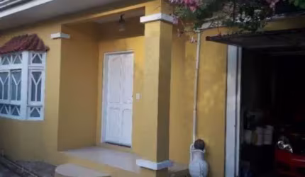 Aconchegante residência no bairro Santana, com 2 dormitórios, living 2 ambientes, cozinha mobiliada, pátio, churrasqueira, terraço, próxima ao Zaffari Ipiranga, com 3 vagas cobertas e 1 vaga no pátio 