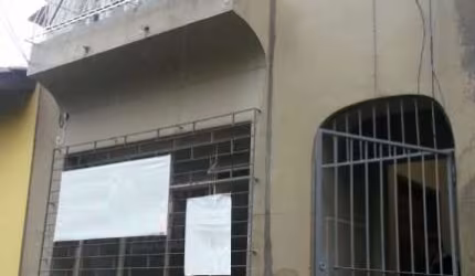 Casa na Cidade Baixa com 280m² com 5 dormitórios sendo 3 suítes, living para 2 ambientes, 6 banheiros no total, cozinha, área de serviço, pátio, piso em parquet na área íntima e porcelanato na área so